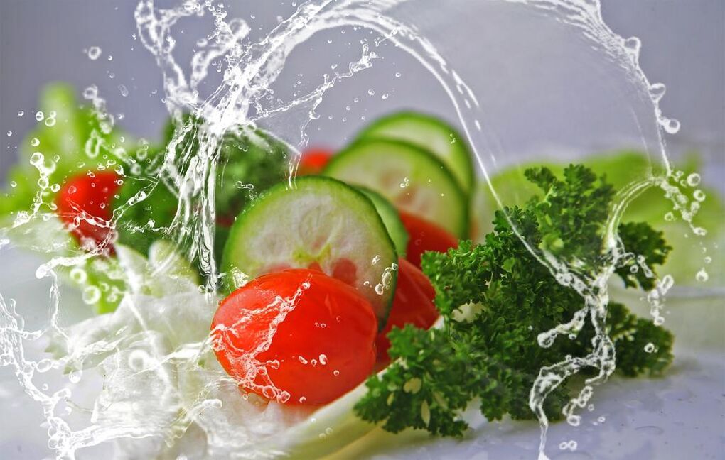 健康的食物和水是减肥所需的重要元素