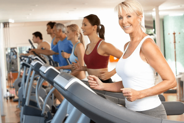 在跑步机上进行有氧运动训练将帮助您减轻腹部和臀部的体重