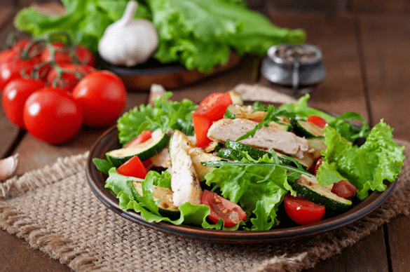 鸡肉和蔬菜沙拉是训练后清淡晚餐的绝佳选择。