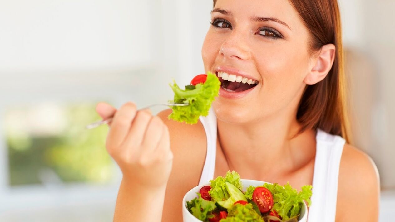 在懒惰的饮食中吃蔬菜沙拉